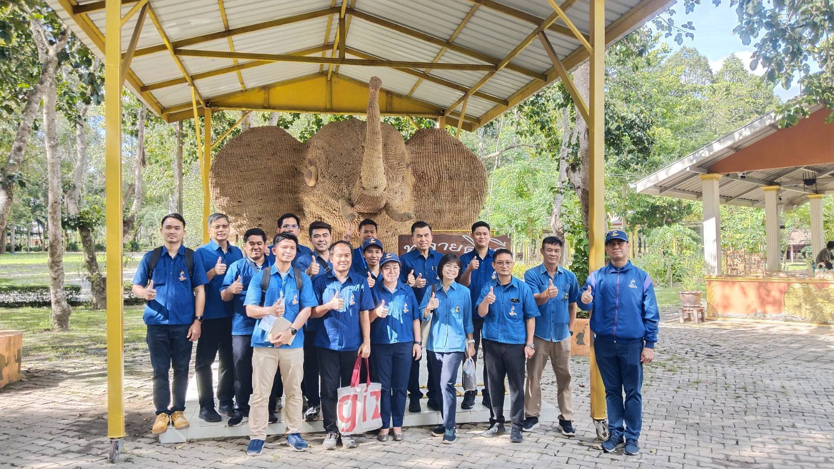 สทอ.โดยส่วนงานพัฒนาชุมชนในศูนย์ศึกษาการพัฒนาเขาหินซ้อนอันเนื่องมาจากพระราชดำริ จังหวัดฉะเชิงเทรา ให้การต้อนรับคณะบุคคลจากสถาบันส่งเสริมและพัฒนากิจกรรมปิดทองหลังพระ สืบสานแนวพระราชดำริ เขตจตุจักร กรุงเทพมหานคร