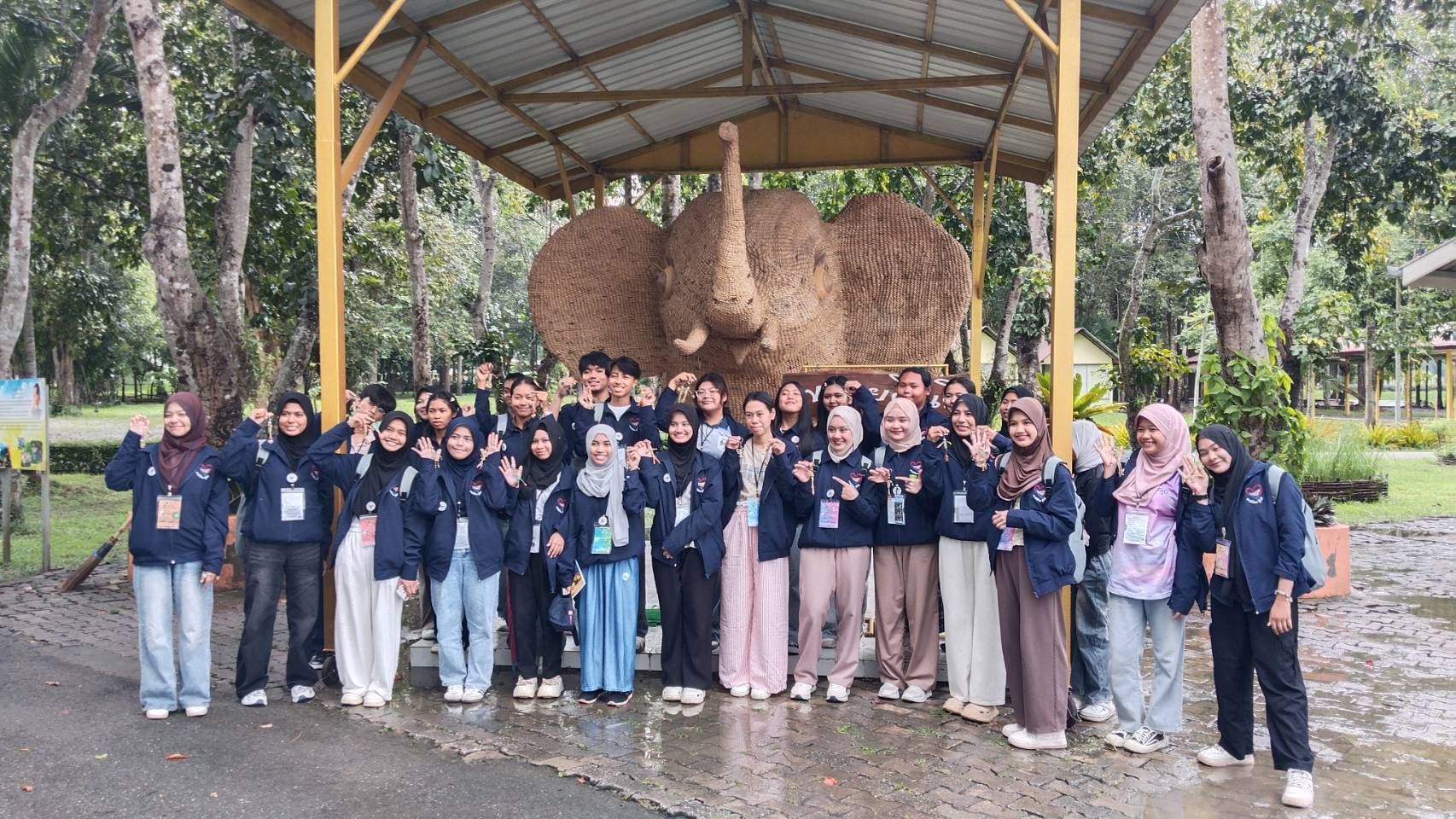 🎯 กรมการพัฒนาชุมชน ให้การต้อนรับคณะเยาวชนและเจ้าหน้าที่โครงการ "สานใจไทย สู่ใจใต้" รุ่นที่ ๔๕ ศึกษาดูงาน ณ ส่วนงานพัฒนาชุมชนในศูนย์ศึกษาการพัฒนาเขาหินซ้อนอันเนื่องมาจากพระราชดำริ จังหวัดฉะเชิงเทรา วันอังคารที่ ๑๔ ตุลาคม ๒๕๖๘ 