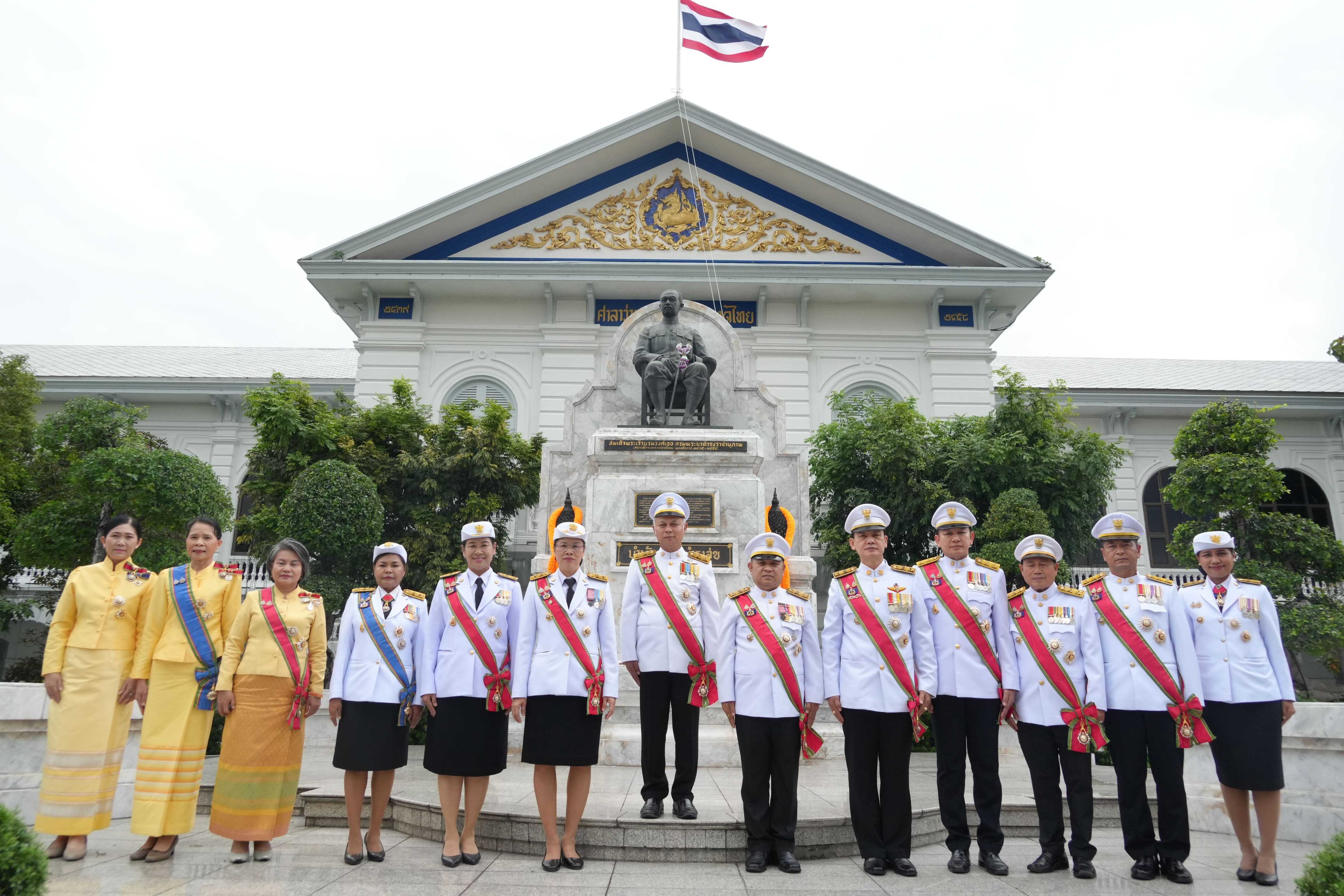 อธิบดีกรมการพัฒนาชุมชน นำคณะผู้บริหารและข้าราชการ ร่วมเฝ้าฯ รับ – ส่งเสด็จฯ พระบาทสมเด็จพระเจ้าอยู่หัว และสมเด็จพระนางเจ้าฯ พระบรมราชินี ในการพระราชพิธีทรงบำเพ็ญพระราชกุศลถวายผ้าพระกฐิน ประจำปี 2568