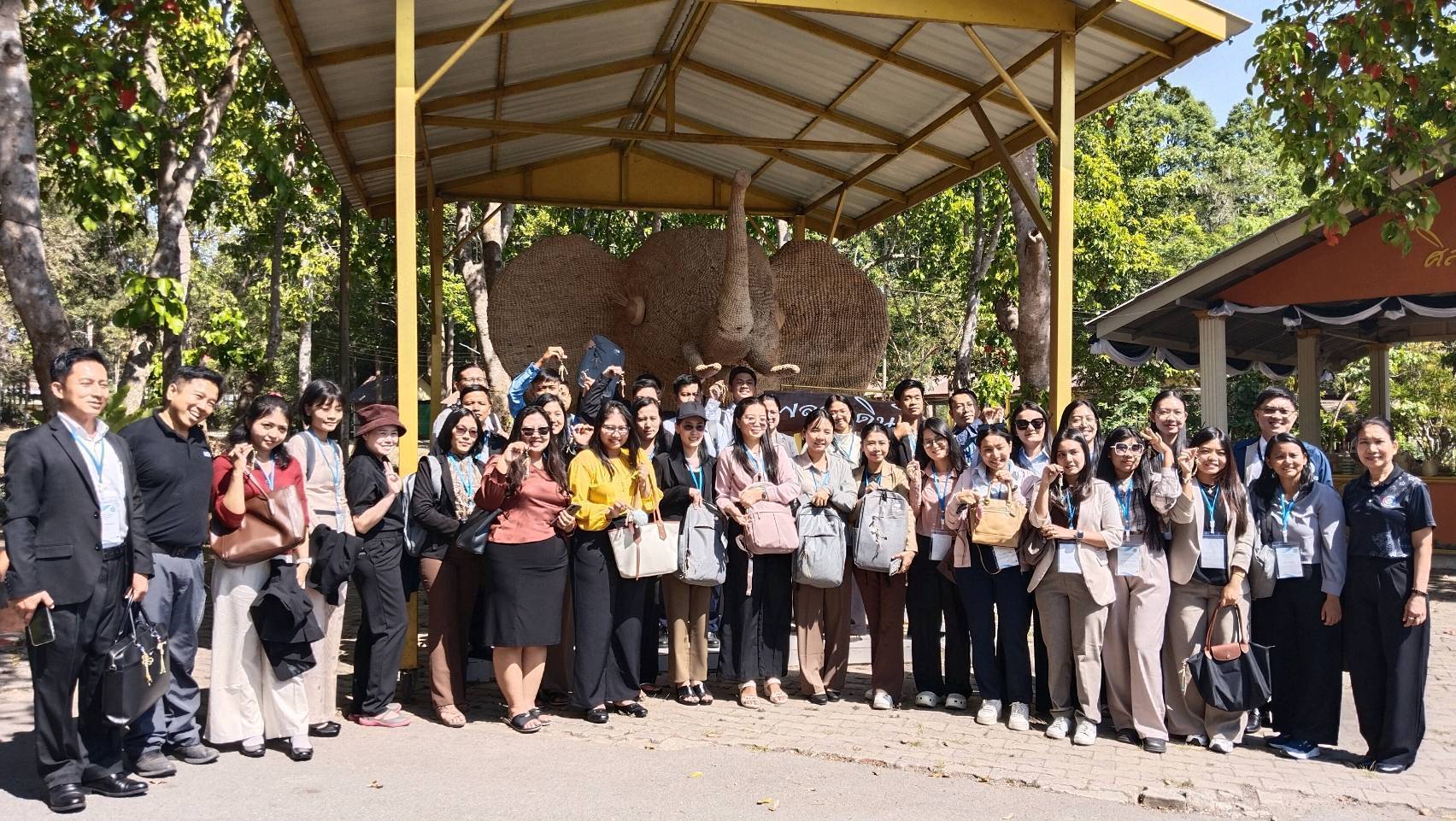 สำนักพัฒนาทุนและองค์กรการเงินชุมชน โดยส่วนงานพัฒนาชุมชนในศูนย์ศึกษาการพัฒนาเขาหินซ้อนอันเนื่องมาจากพระราชดำริ จังหวัดฉะเชิงเทรา ให้การต้อนรับคณะบุคคลจากกระทรวงการต่างประเทศ เข้าศึกษาดูงานและเรียนรู้การทำผลิตภัณฑ์จากหญ้าแฝกในฐานการเรียนรู้ของส่วนงานพัฒนาชุมชนในศูนย์ศึกษาการพัฒนาเขาหินซ้อนอันเนื่องมาจากพระราชดำริ