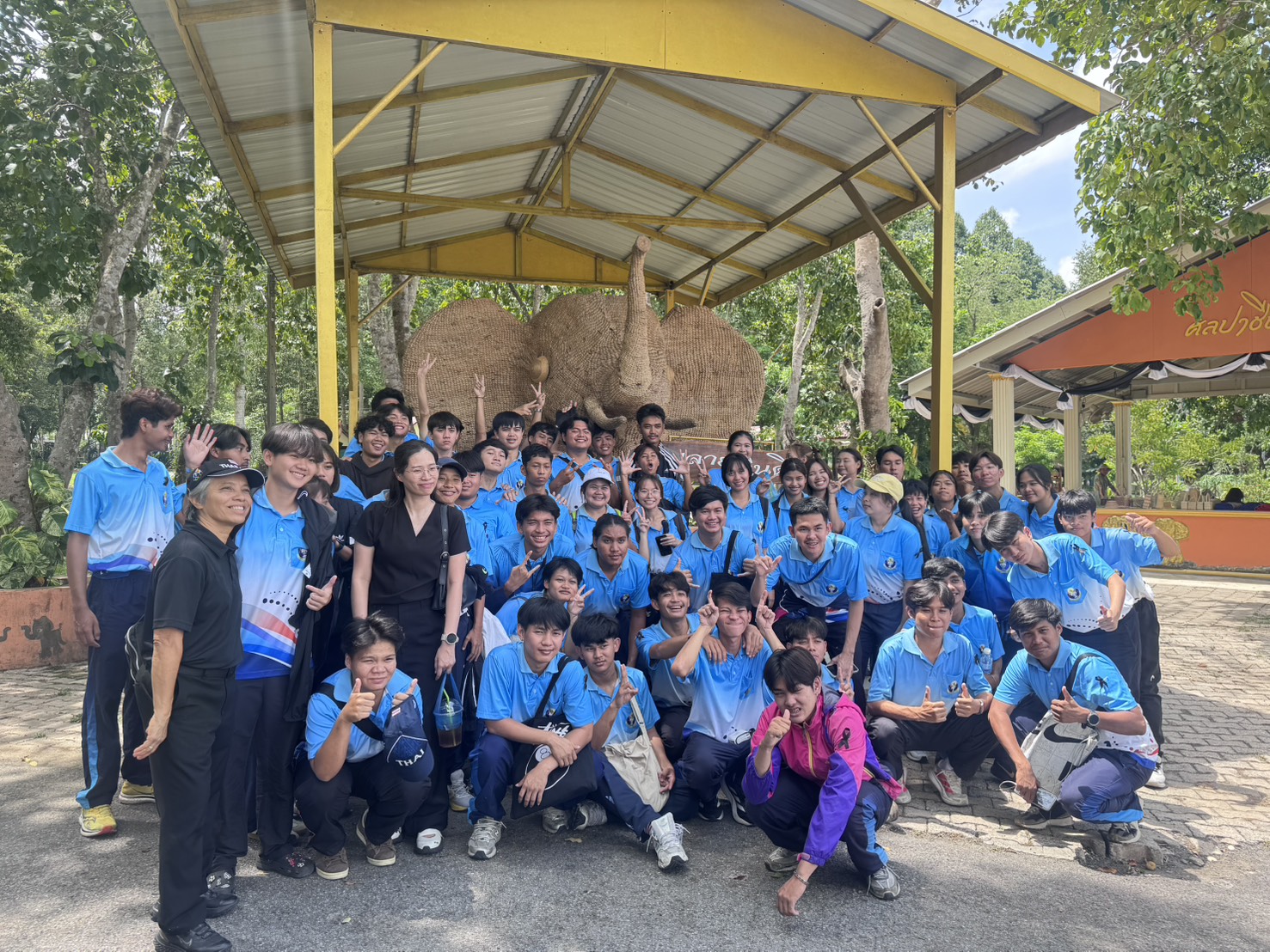 สำนักพัฒนาทุนและองค์กรการเงินชุมชน โดยส่วนงานพัฒนาชุมชนในศูนย์ศึกษาการพัฒนาเขาหินซ้อนอันเนื่องมาจากพระราชดำริ จังหวัดฉะเชิงเทรา ให้การต้อนรับคณะนักศึกษาจากมหาวิทยาลัยการกีฬาแห่งชาติ วิทยาเขตชลบุรี เข้าศึกษาดูงานในฐานการเรียนรู้งานศิลปาชีพตามแนวพระราชดำริ