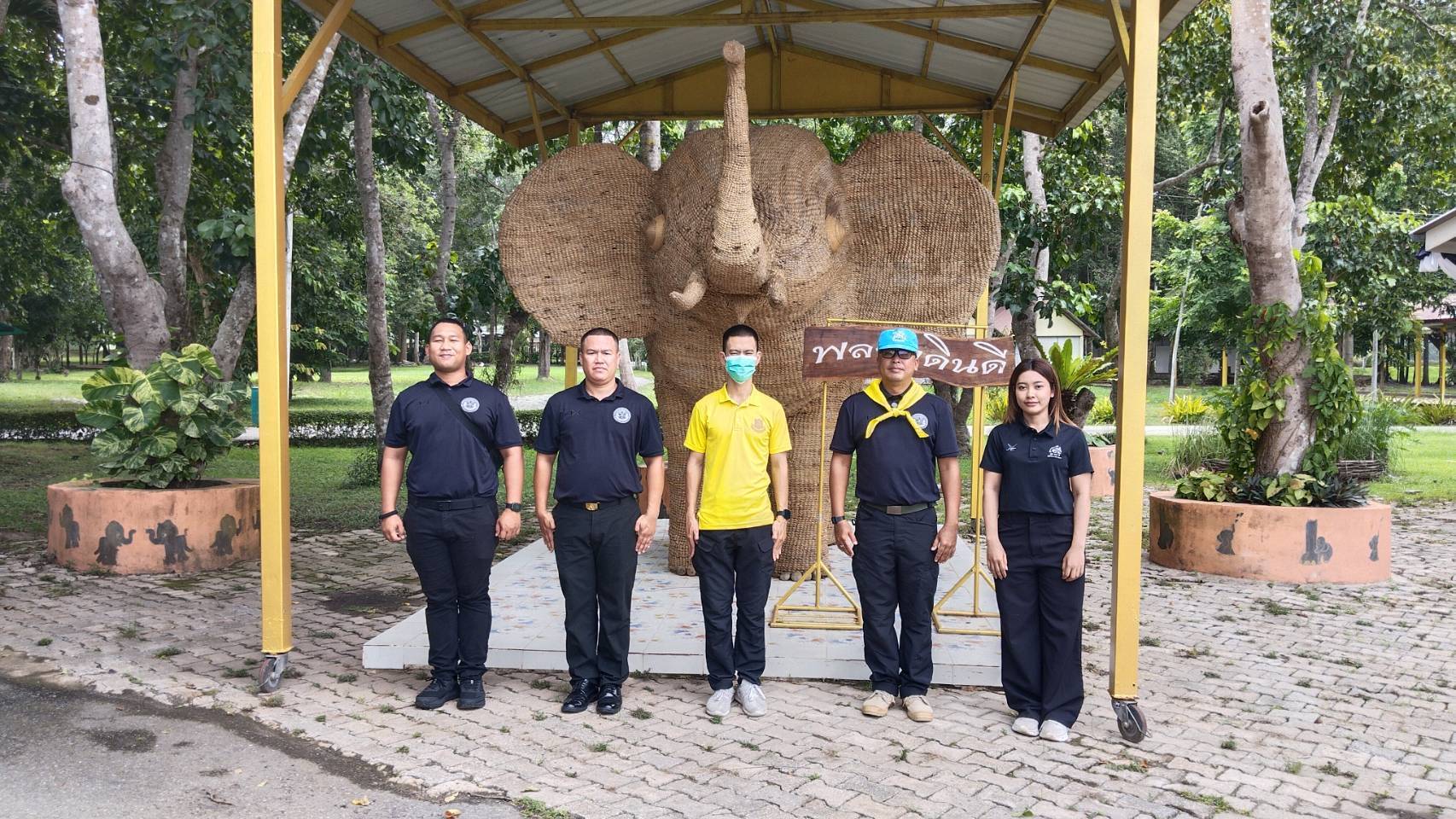 🎯 สำนักพัฒนาทุนและองค์กรการเงินชุมชน โดยส่วนงานพัฒนาชุมชนในศูนย์ศึกษาการพัฒนาเขาหินซ้อนอันเนื่องมาจากพระราชดำริ จังหวัดฉะเชิงเทรา ให้การต้อนรับคณะนายทหารจากกองพลทหารราบที่ ๑๑ จังหวัดฉะเชิงเทรา เข้าถ่ายทำวีดีทัศน์ในฐานการเรียนรู้งานศิลปาชีพตามแนวพระราชดำริ  