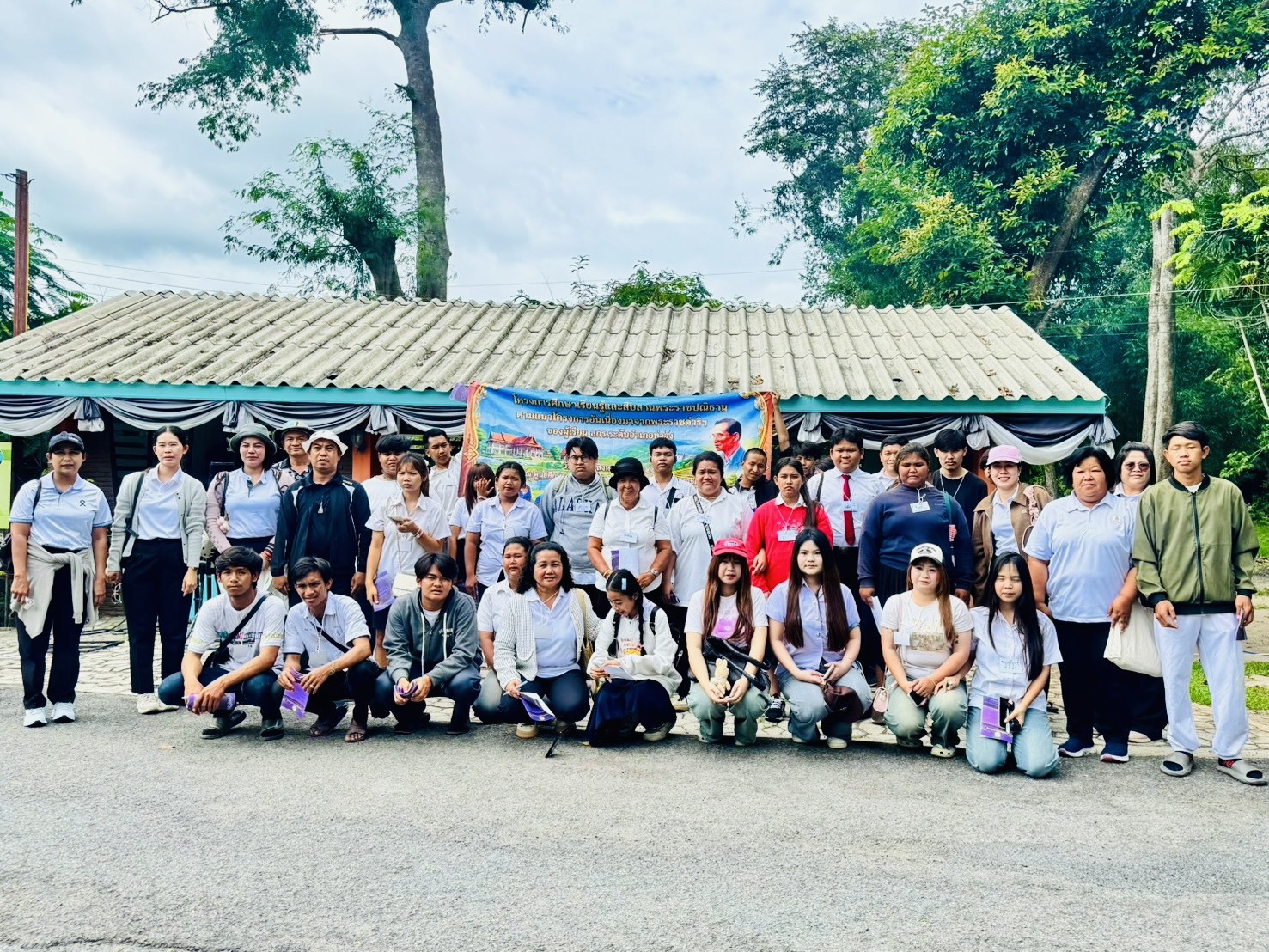 🎯 สำนักพัฒนาทุนและองค์กรการเงินชุมชน โดยส่วนงานพัฒนาชุมชนในศูนย์ศึกษาการพัฒนาเขาหินซ้อนอันเนื่องมาจากพระราชดำริ จังหวัดฉะเชิงเทรา ให้การต้อนรับคณะบุคคลจากศูนย์ส่งเสริมการเรียนรู้ระดับอำเภอท่าวุ้ง จังหวัดลพบุรี เข้าศึกษาดูงานในฐานการเรียนรู้งานศิลปาชีพตามแนวพระราชดำริ