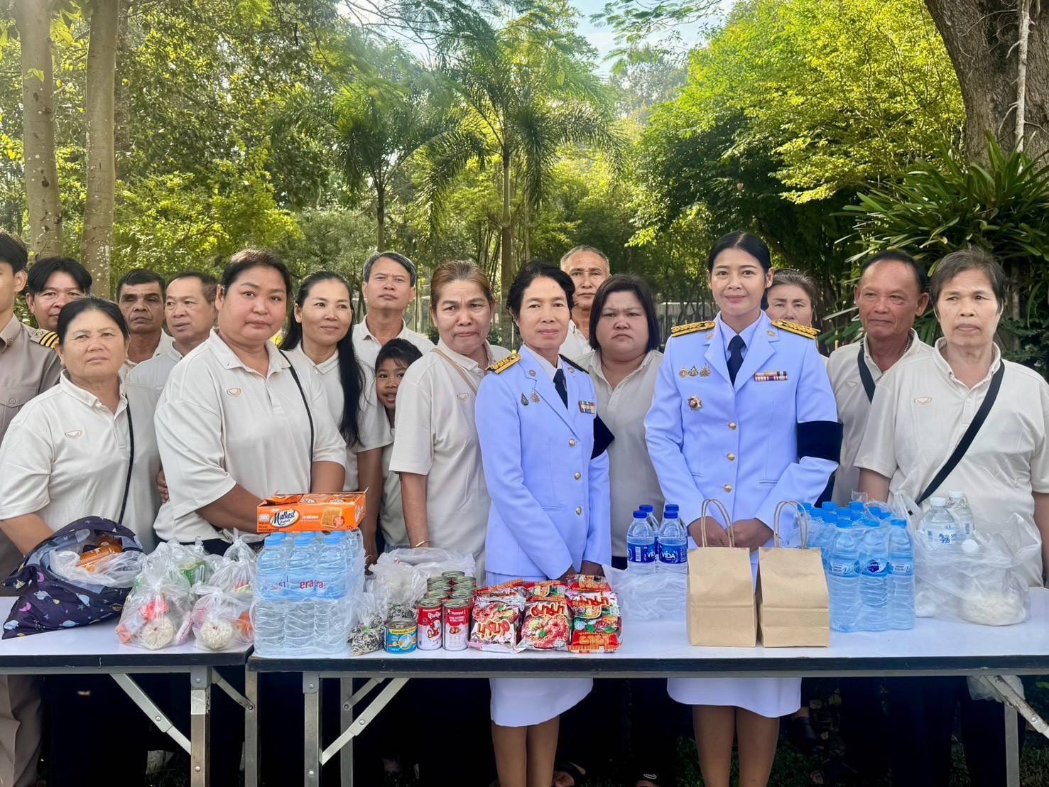 💛สำนักพัฒนาทุนและองค์กรการเงินชุมชน กรมการพัฒนาชุมชน โดยส่วนงานพัฒนาชุมชนในศูนย์ศึกษาการพัฒนาเขาหินซ้อนอันเนื่องมาจากพระราชดำริ จังหวัดฉะเชิงเทรา ร่วมพิธีสวดพระพุทธมนต์และทำบุญตักบาตรถวายเป็นพระราชกุศล เนื่องในวันนวมินทรมหาราช