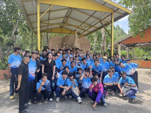 สำนักพัฒนาทุนและองค์กรการเงินชุมชน โดยส่วนงานพัฒนาชุมชนในศูนย์ศึกษาการพัฒนาเขาหินซ้อนอันเนื่องมาจากพระราชดำริ จังหวัดฉะเชิงเทรา ให้การต้อนรับคณะนักศึกษาจากมหาวิทยาลัยการกีฬาแห่งชาติ วิทยาเขตชลบุรี เข้าศึกษาดูงานในฐานการเรียนรู้งานศิลปาชีพตามแนวพระราชดำริ